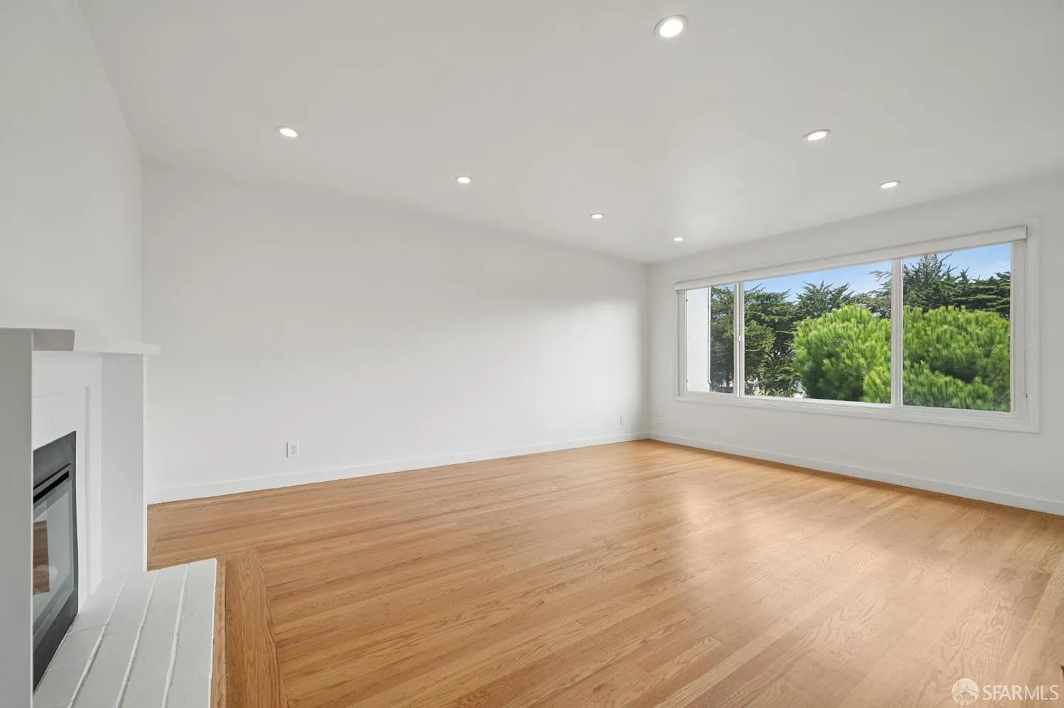 3 bed, 2.0 bath, 1308 sqft, $8,900 — Photo 2