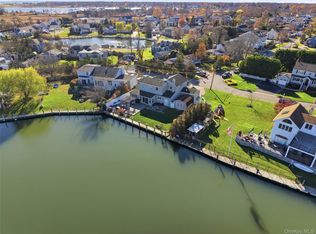 625 Edgewater Rd, Oakdale, NY 11769