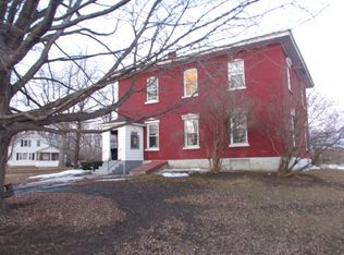 41 Moore St, Champlain, NY 12919