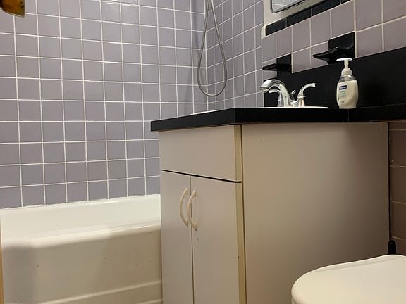 5th image of 225 E 46th St APT 10L