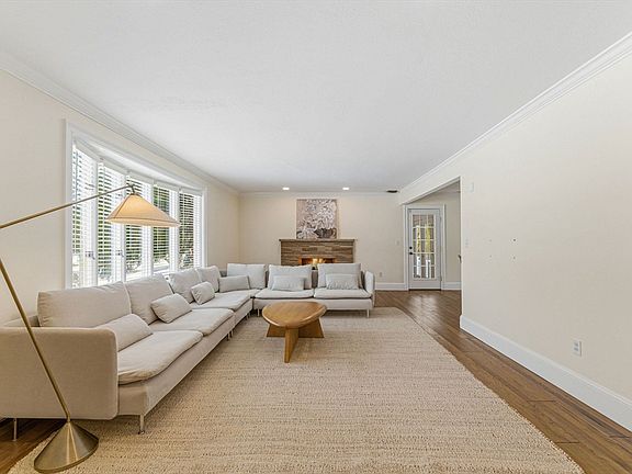 3rd image of 124 Deborah Rd