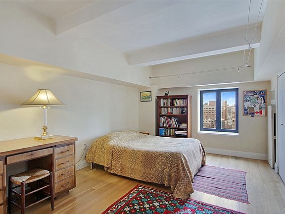 5th image of 135 W 70th St APT 10B