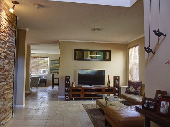 4th image of 929 Tanglewood Cir
