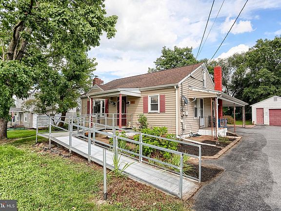 5th image of 1945 Spring Rd