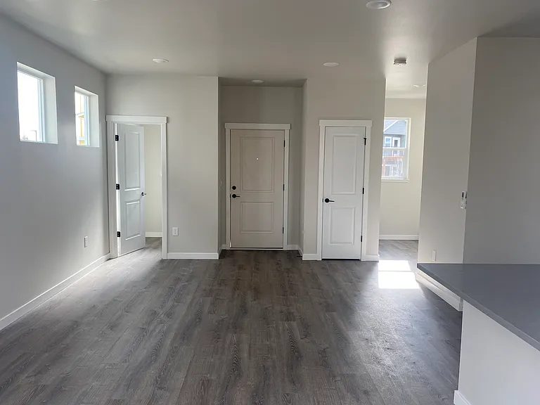 606 Telegraph Rd — Photo 3