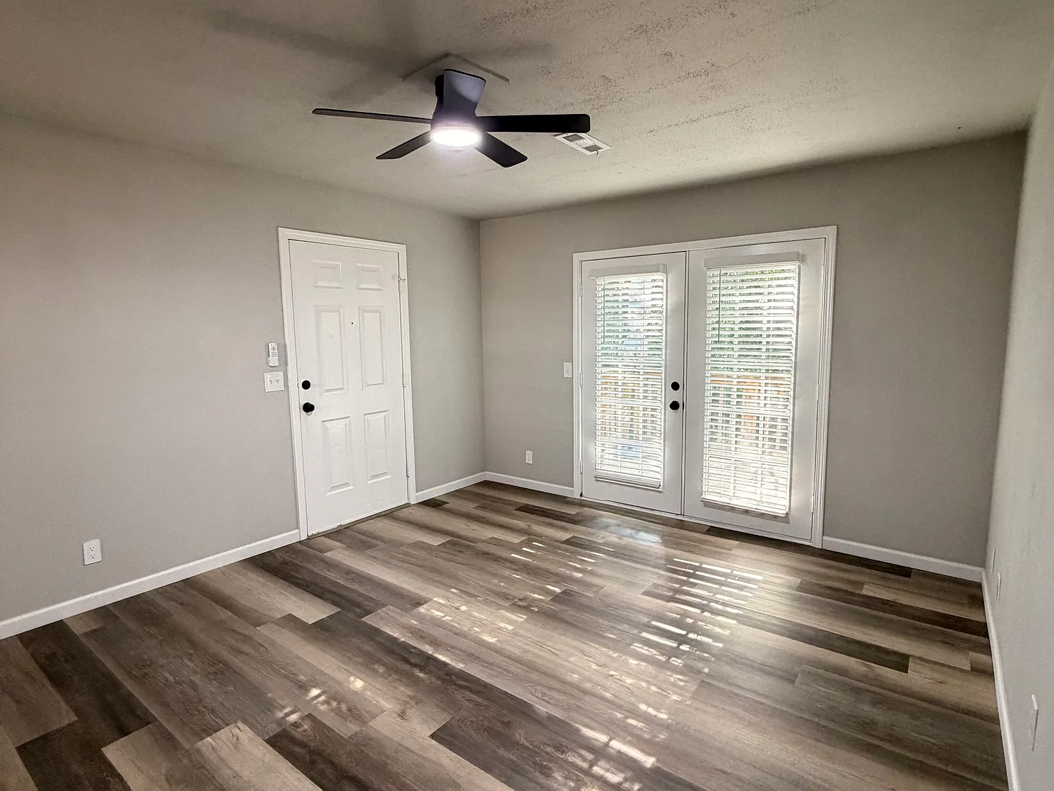 2 bed, 750 sqft, $1,200 — Photo 2