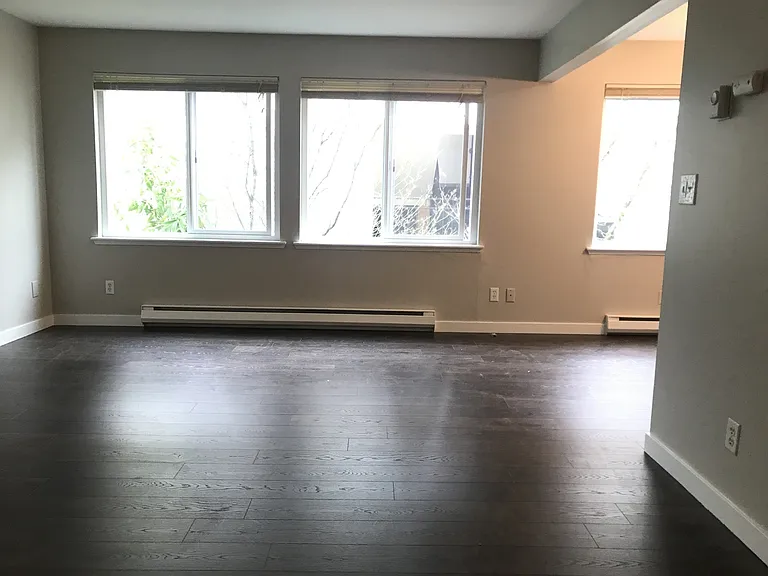 527 Summit Ave E — Photo 5