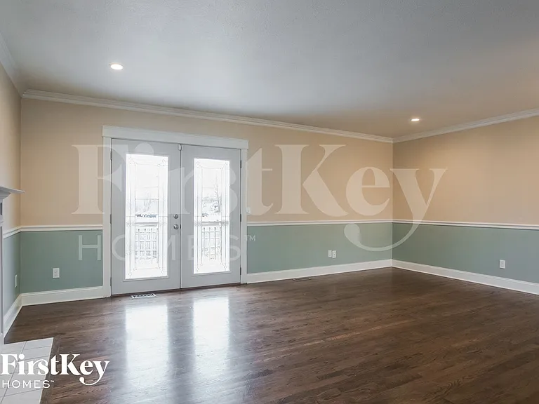 810 York Dr — Photo 5