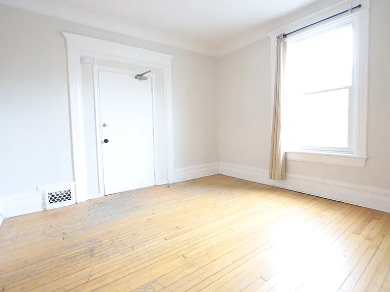 554 McLeod St #1 — Photo 3