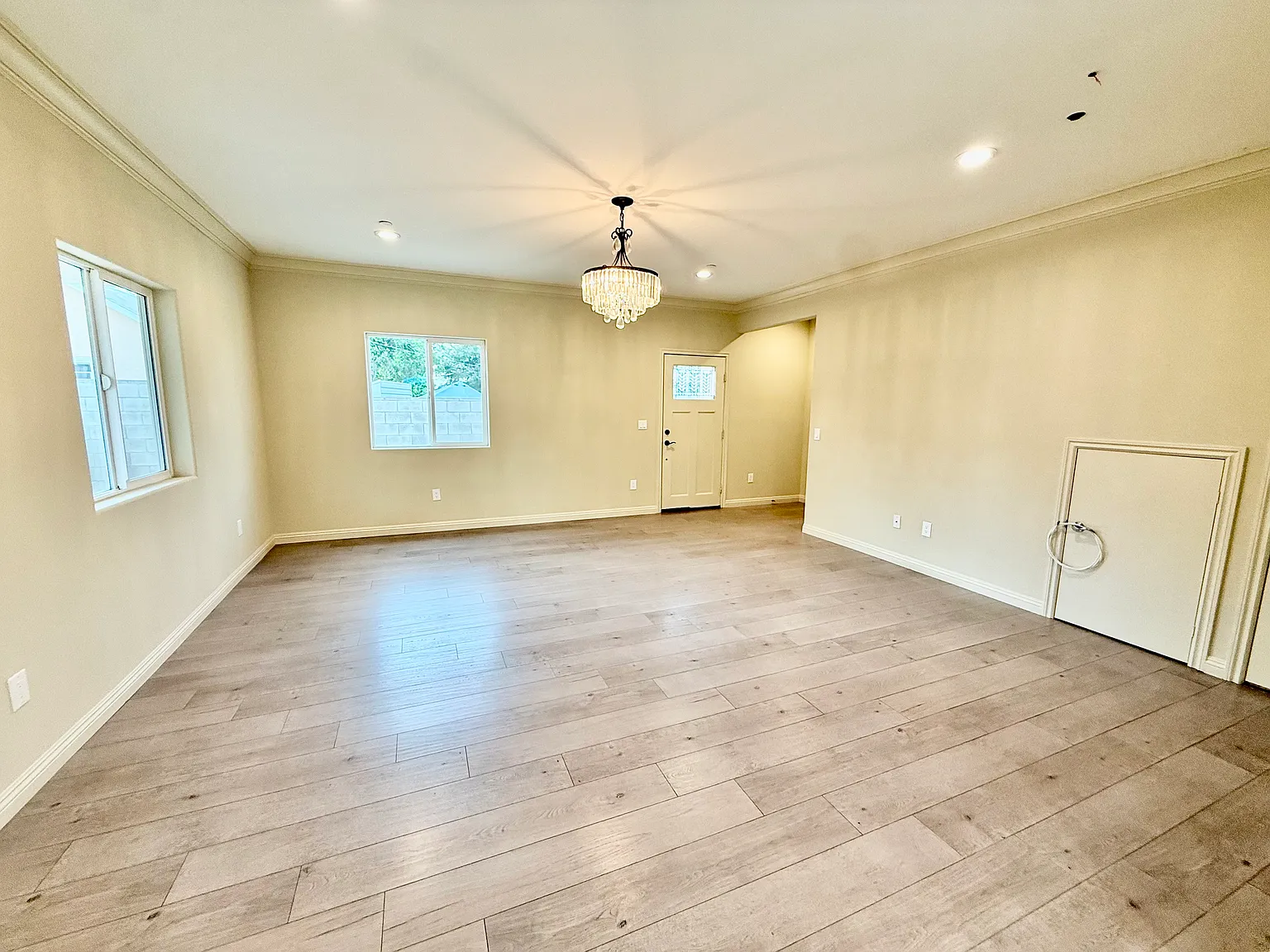 4 bed, 3.5 bath, 2023 sqft, $3,500 — Photo 3