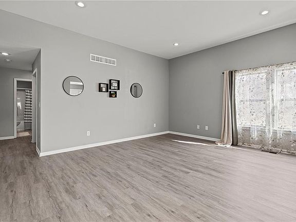 5th image of 7842 Troup Ave