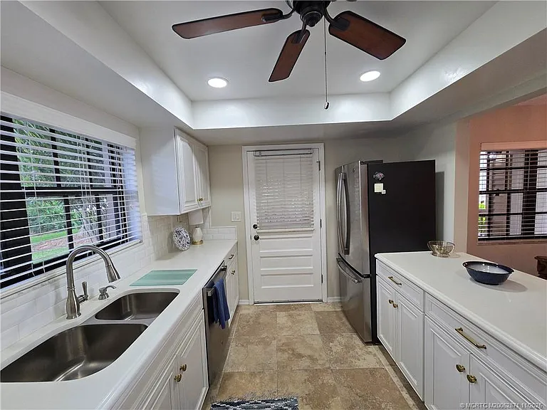 316 NE Edgewater Dr — Photo 15