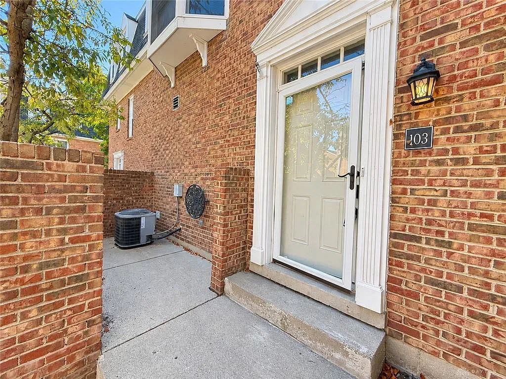 2 bed, 2.5 bath, 1653 sqft, $2,200 — Photo 2