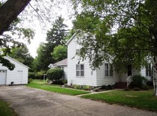 806 10th St, Waupaca, WI 54981