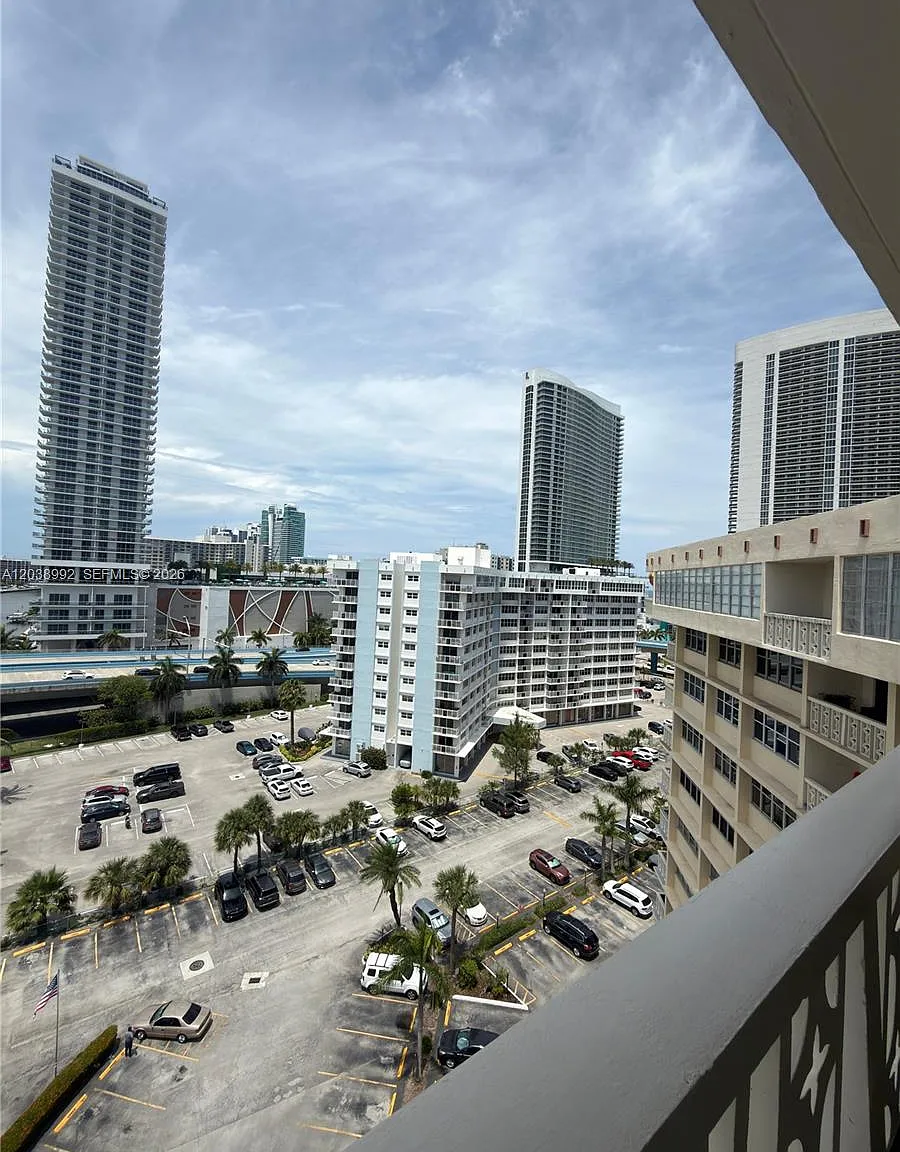 Imperial Towers Condo — Photo 2