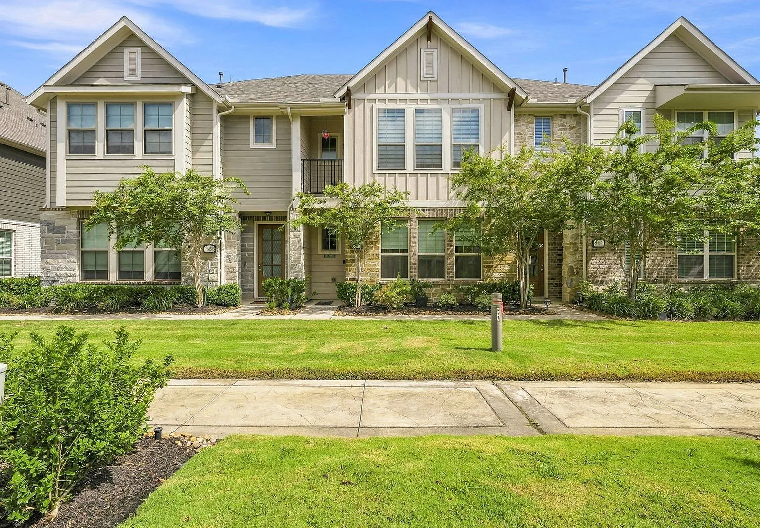 3 bed, 2.5 bath, 1550 sqft, $2,200 — Photo 1