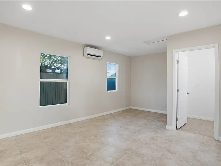 7542 White Oak Ave — Photo 11