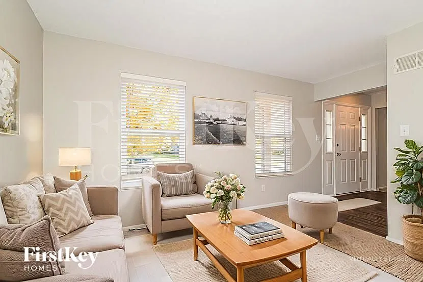 4 bed, 2.5 bath, 2301 sqft, $2,875 — Photo 4