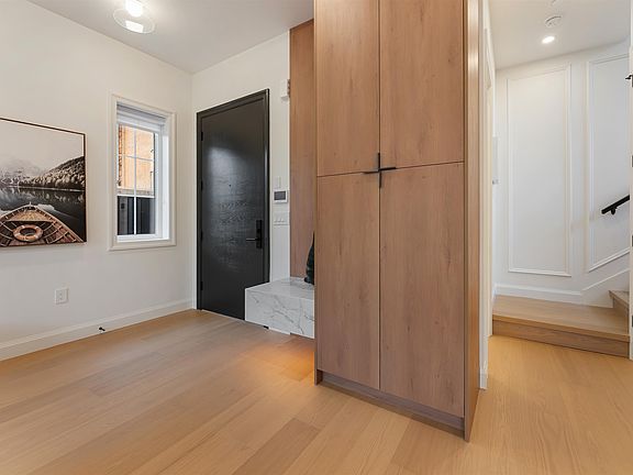 4th image of 2256 E Pender St #2