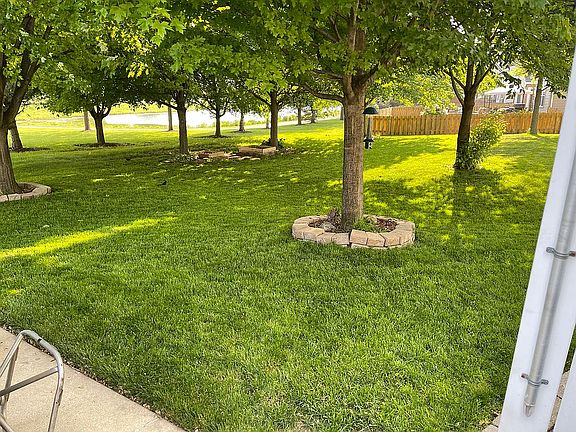 5th image of 2975 Foxmoor Dr