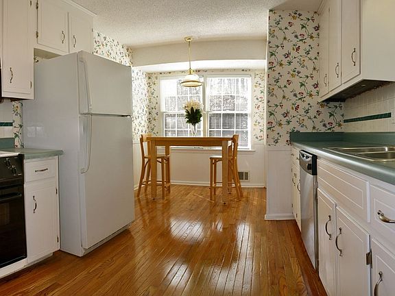 Eat-In Kitchen w/Large Panty, All Appliances & Hardwood Floors