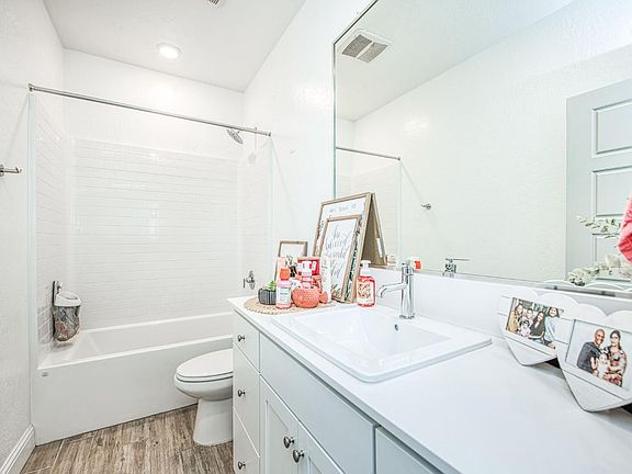 5th image of 920 Ponderosa Way W