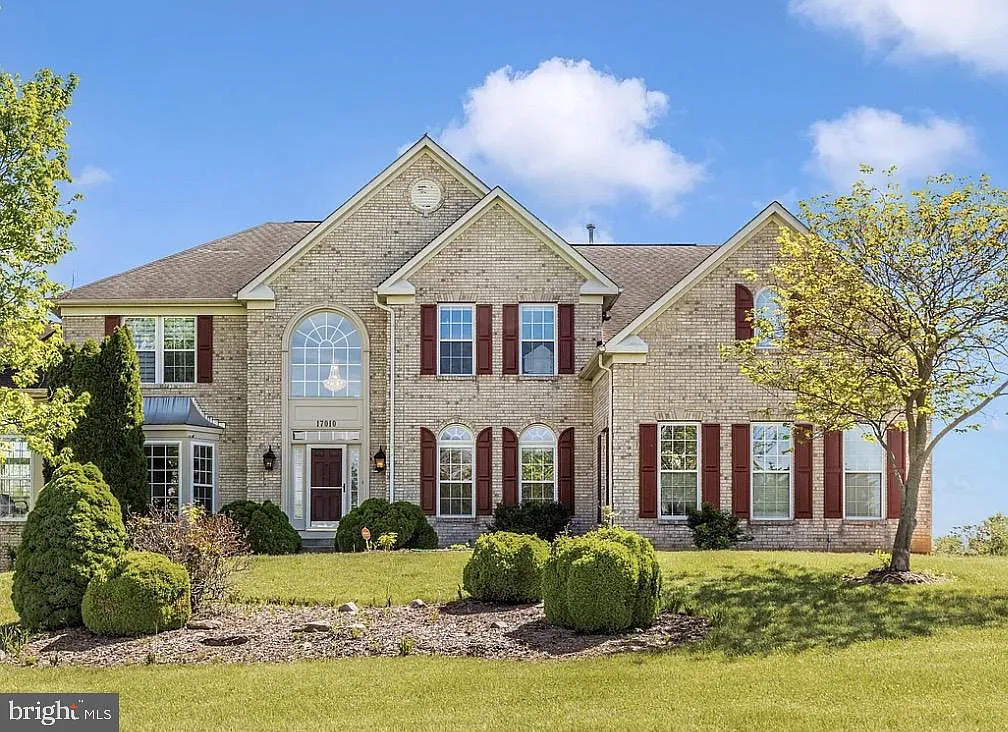 6 bed, 5.5 bath, 6622 sqft, $5,200 — Photo 1