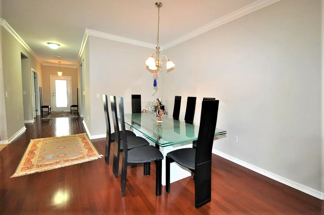 4 bed, 2110 sqft, $3,200 — Photo 4