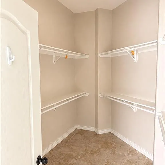 1805 Queens Ave — Photo 10