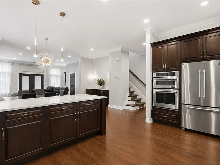390 Bradley St — Photo 3
