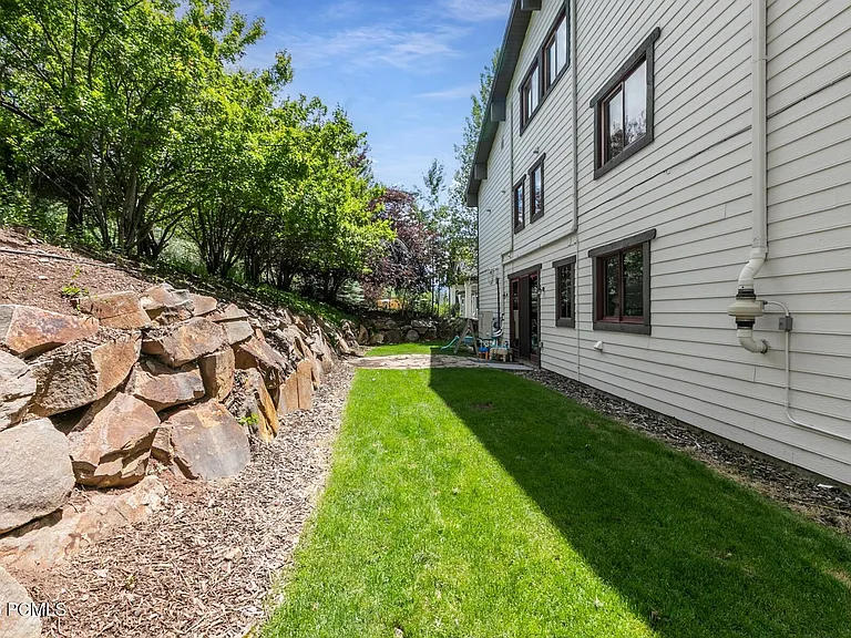 8974 N Sackett Dr — Photo 39