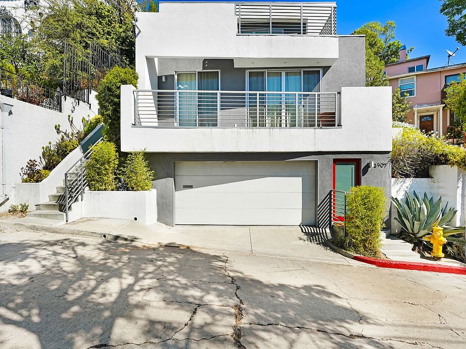 1st image of 3907 De Longpre Ave