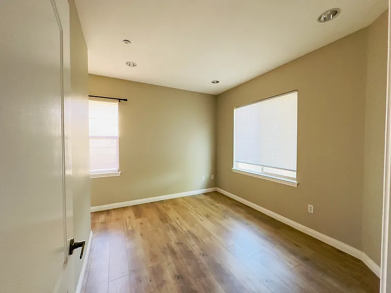 968 S Highland Ave — Photo 15