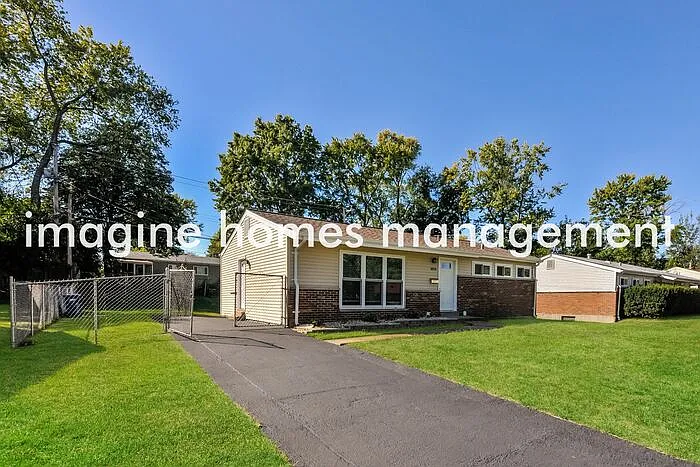 3 bed, 1.0 bath, 1008 sqft, $1,979 — Photo 3