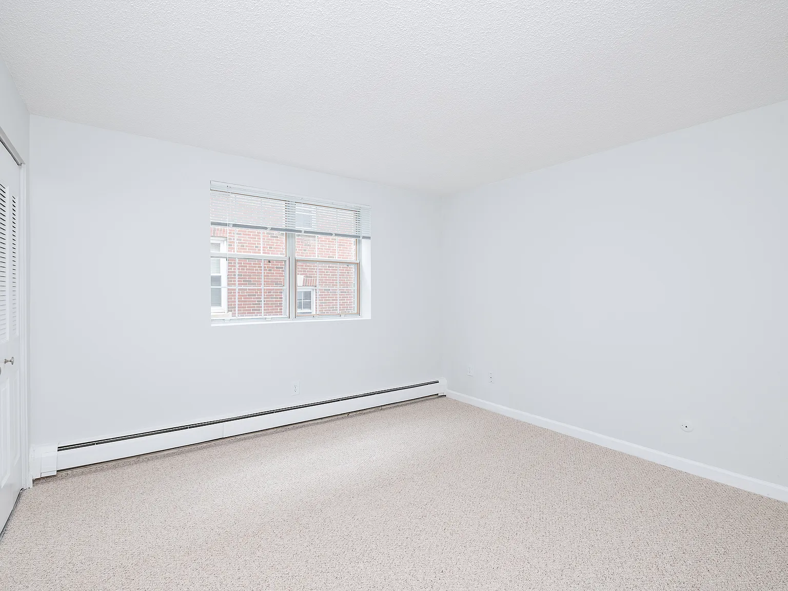 2 bed, 890 sqft, $3,200 — Photo 4