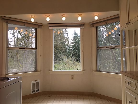 breakfast nook/bay windows