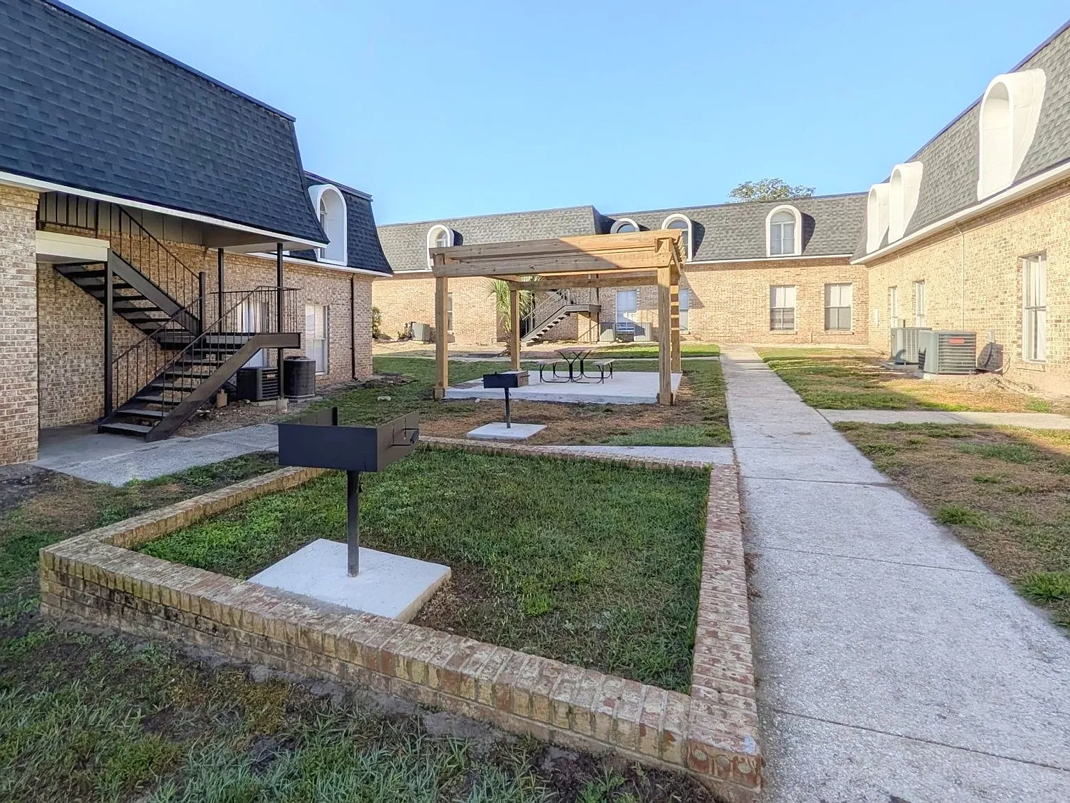 Grand Oaks Apartment — Photo 4