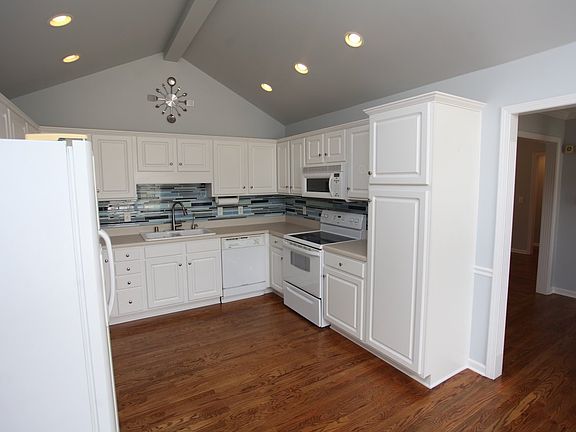 3rd image of 607 Aberdeene Ct