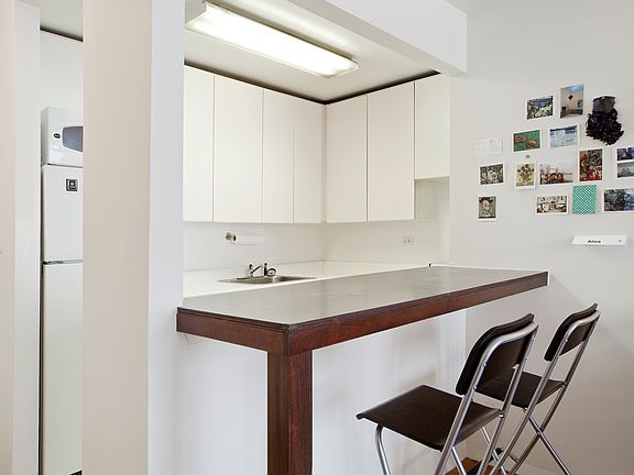 2nd image of 215 W 95th St APT 12R