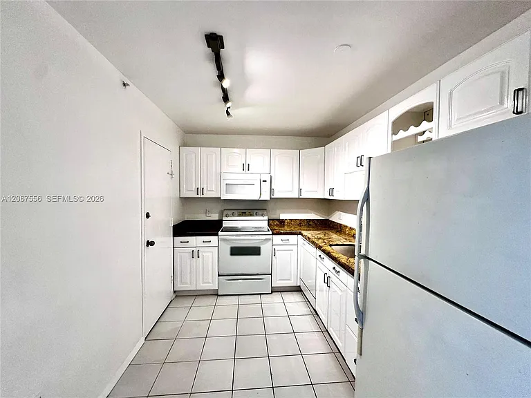 400 Kings Point Dr #714 — Photo 4