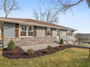 8565 Wycoff Dr, De Soto, KS 66018