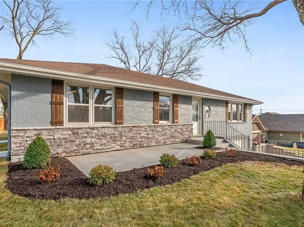 8565 Wycoff Dr, De Soto, KS 66018