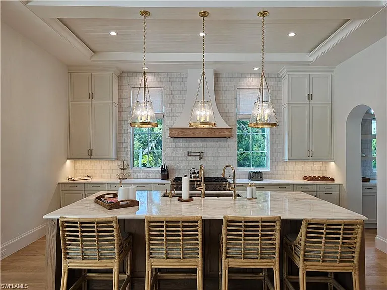 637 Palm Cir W — Photo 10