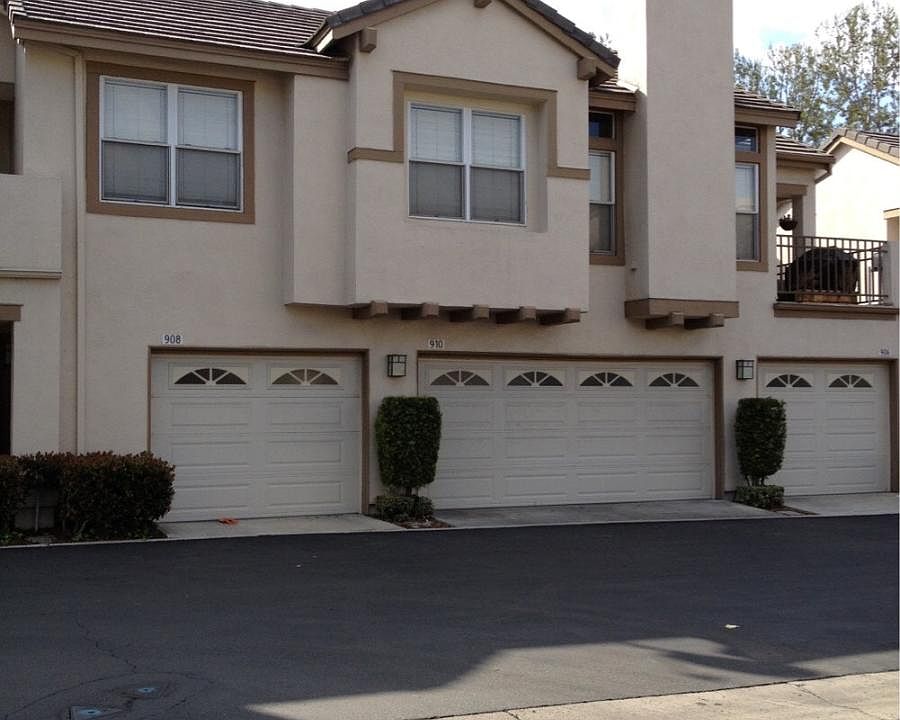 2-Car Garage 