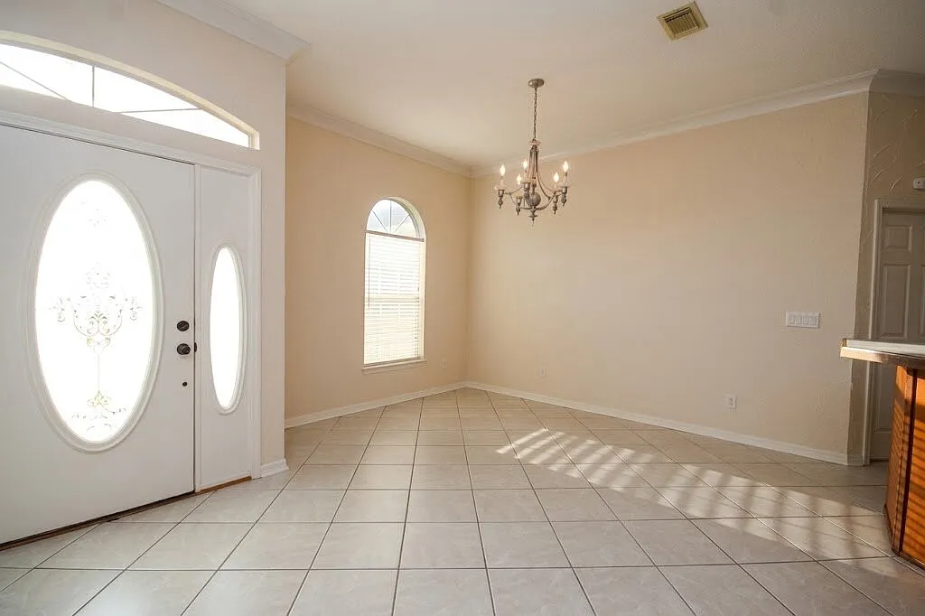 3 bed, 2.0 bath, 1800 sqft, $1,975 — Photo 2