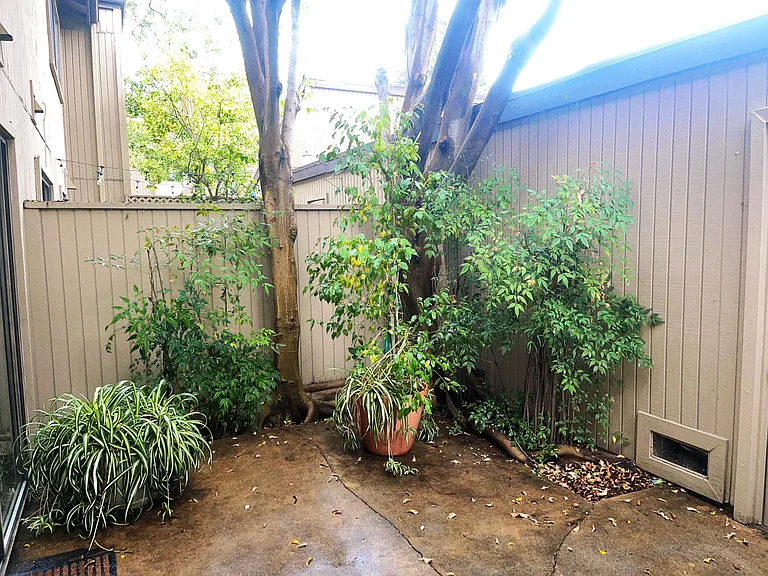 475 W Walnut St — Photo 10
