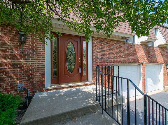 2nd image of 1686 Roosa Ln