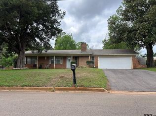 201 Shamrock Dr, Palestine, TX 75803