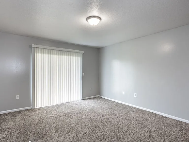 August Place Apartments — Photo 28