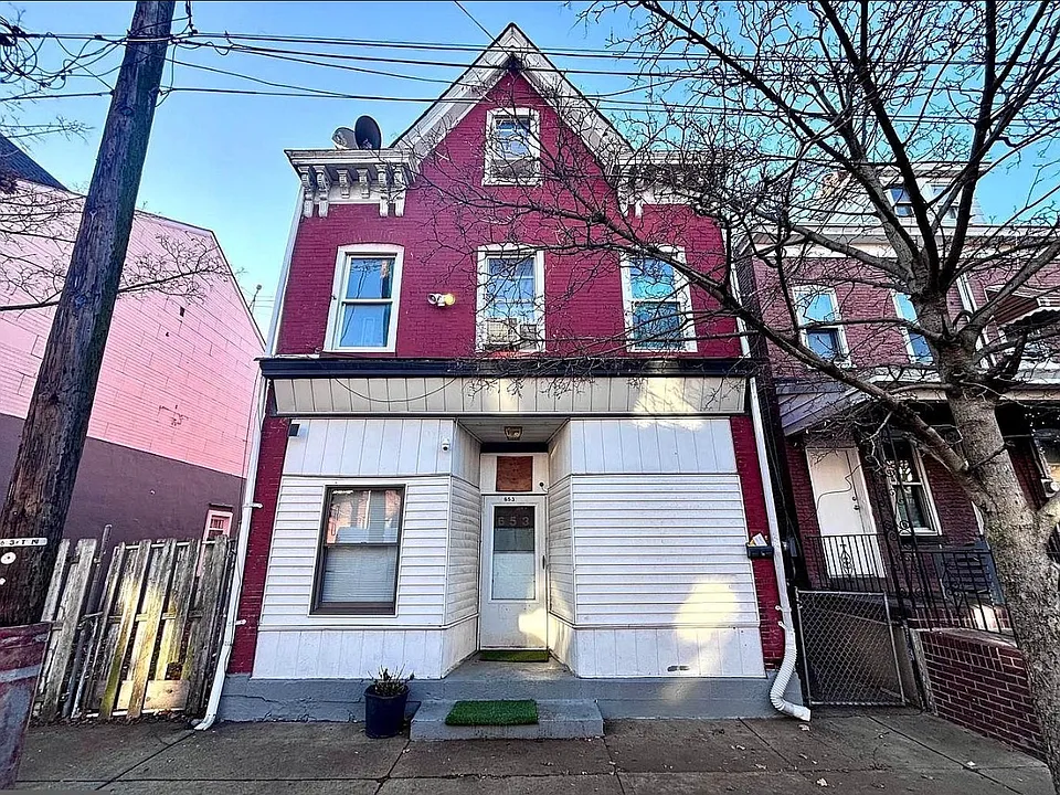 653 Beatty St #2